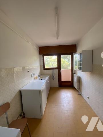 Bandol T3 avec vue mer, terrasse, garage, cave, parking, proche des plages et avec un fort potentiel