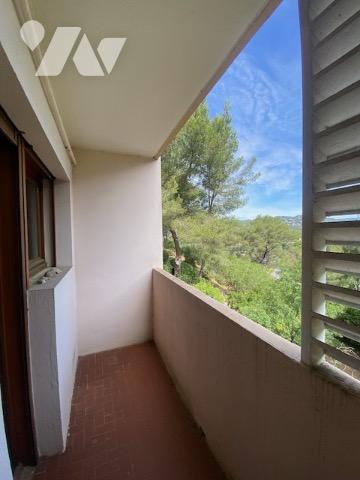 Bandol T3 avec vue mer, terrasse, garage, cave, parking, proche des plages et avec un fort potentiel