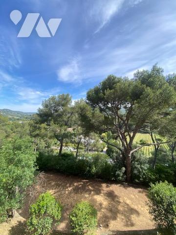 Bandol T3 avec vue mer, terrasse, garage, cave, parking, proche des plages et avec un fort potentiel