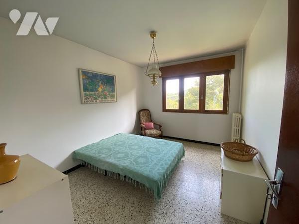 Bandol T3 avec vue mer, terrasse, garage, cave, parking, proche des plages et avec un fort potentiel