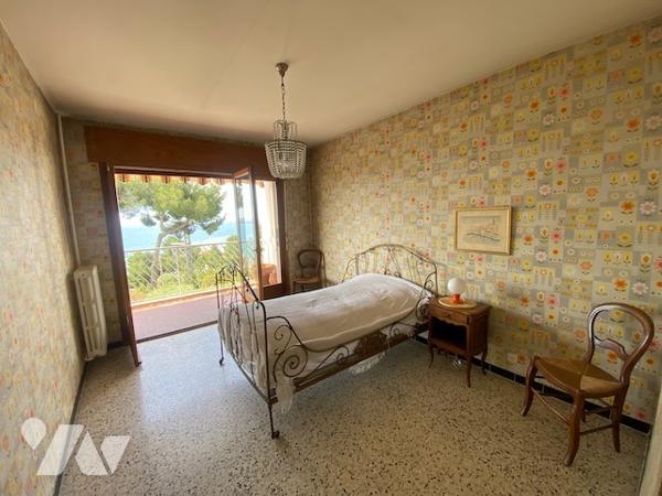 Bandol T3 avec vue mer, terrasse, garage, cave, parking, proche des plages et avec un fort potentiel
