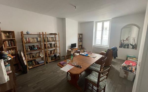 Immeuble à vendre    15 pièces • 382,25 m2 Saint-Junien