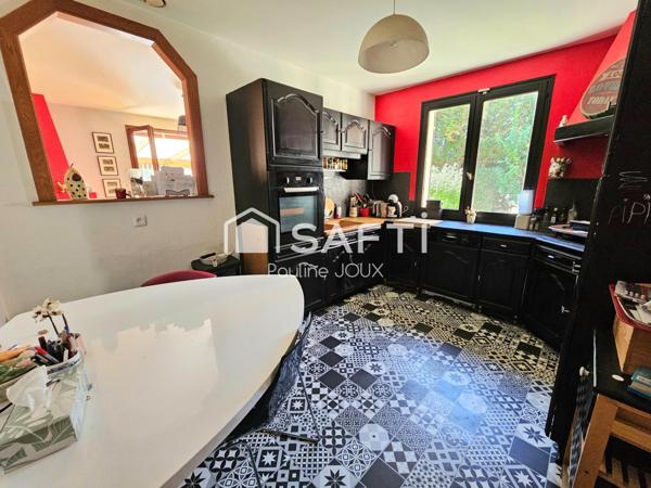 Maison individuelle 6 pièces, avec jardin et garages