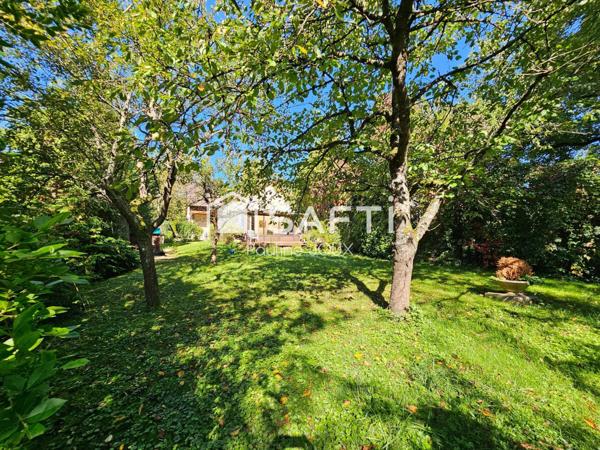 Maison individuelle 6 pièces, avec jardin et garages