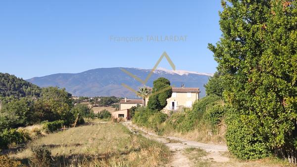 Mormoiron (84570) Maison ancienne en pierre avec Atelier d'artiste et vue exceptionnelle au calme avec terrain de 2987m2
