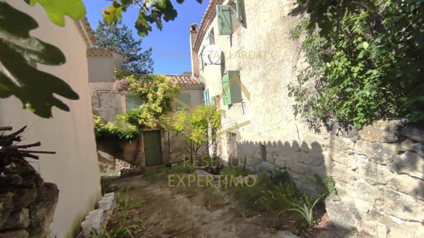 Mormoiron (84570) Maison ancienne en pierre avec Atelier d'artiste et vue exceptionnelle au calme avec terrain de 2987m2