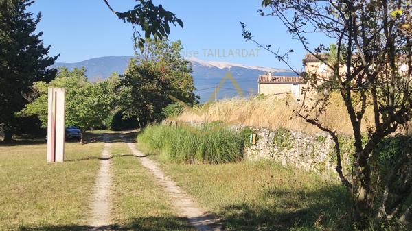 Mormoiron (84570) Maison ancienne en pierre avec Atelier d'artiste et vue exceptionnelle au calme avec terrain de 2987m2