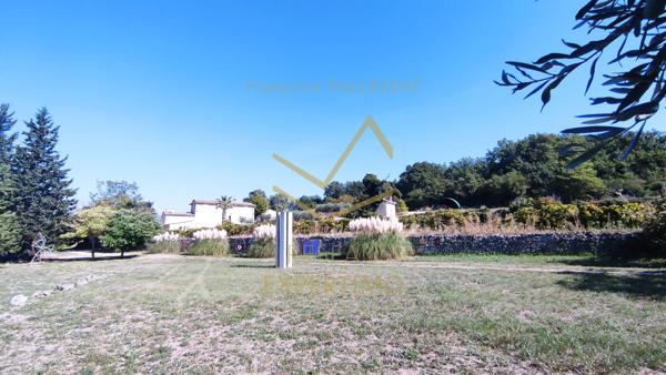 Mormoiron (84570) Maison ancienne en pierre avec Atelier d'artiste et vue exceptionnelle au calme avec terrain de 2987m2