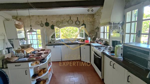 Mormoiron (84570) Maison ancienne en pierre avec Atelier d'artiste et vue exceptionnelle au calme avec terrain de 2987m2