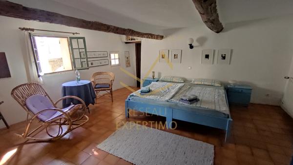 Mormoiron (84570) Maison ancienne en pierre avec Atelier d'artiste et vue exceptionnelle au calme avec terrain de 2987m2