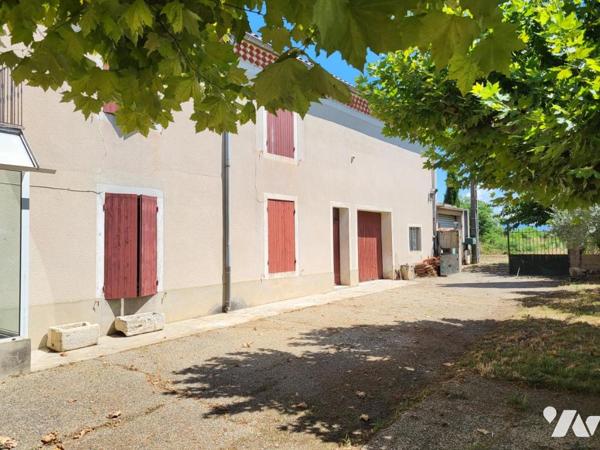 Ferme entourée de plus de 10 hectares de vignes 