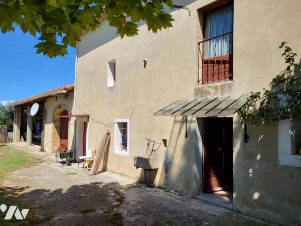 Ferme entourée de plus de 10 hectares de vignes 