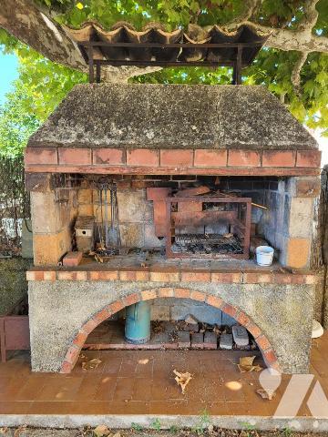 Ferme entourée de plus de 10 hectares de vignes 