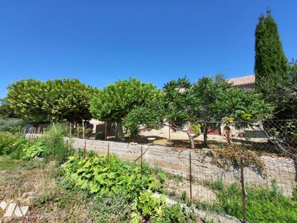 Ferme entourée de plus de 10 hectares de vignes 