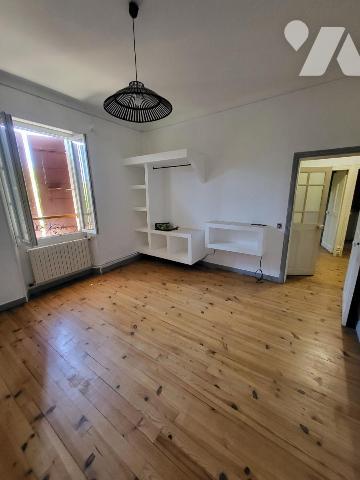 Ferme entourée de plus de 10 hectares de vignes 