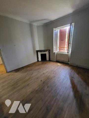 Ferme entourée de plus de 10 hectares de vignes 