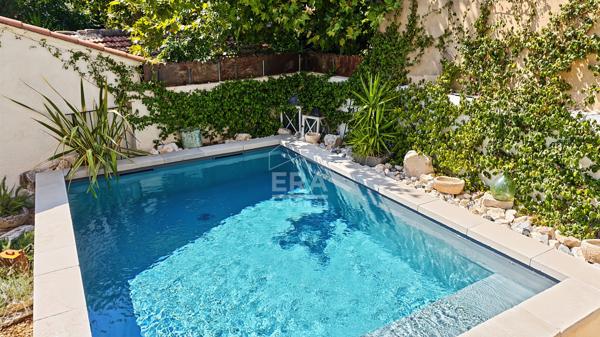 CHATEAURENARD - Maison de ville en pierres avec piscine