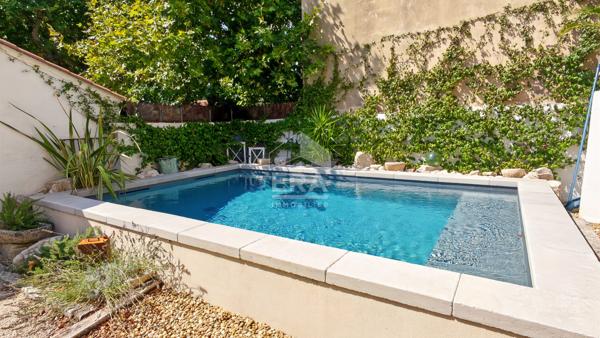 CHATEAURENARD - Maison de ville en pierres avec piscine
