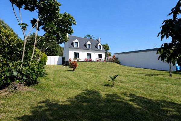 FOUESNANT : Maison familiale d'environ 130 m² avec jardin, proche centre et plages
