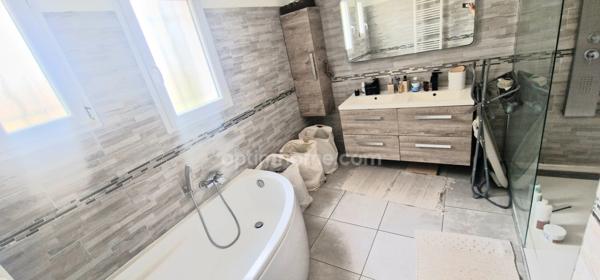 VILLA TYPE BASTIDE AVEC PISCINE & GARAGE!