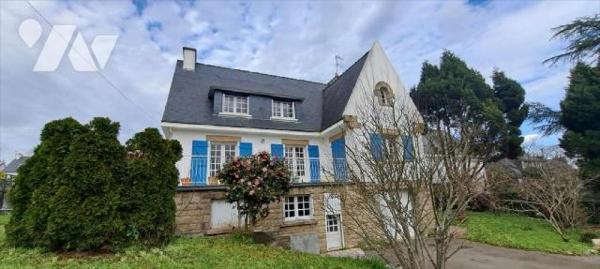 Belle Néo-Bretonne, à proximité des commodités, composée comme suit:Rez-de-chaussée: Entrée, cu...