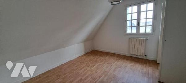 Belle Néo-Bretonne, à proximité des commodités, composée comme suit:Rez-de-chaussée: Entrée, cu...