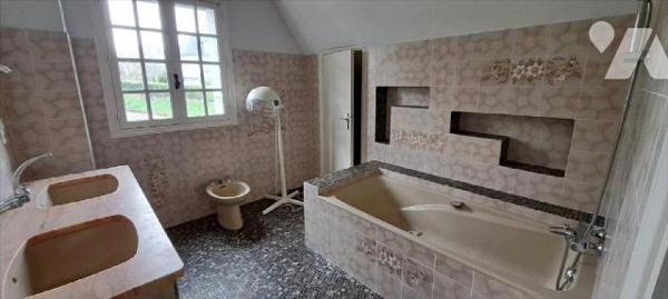 Belle Néo-Bretonne, à proximité des commodités, composée comme suit:Rez-de-chaussée: Entrée, cu...