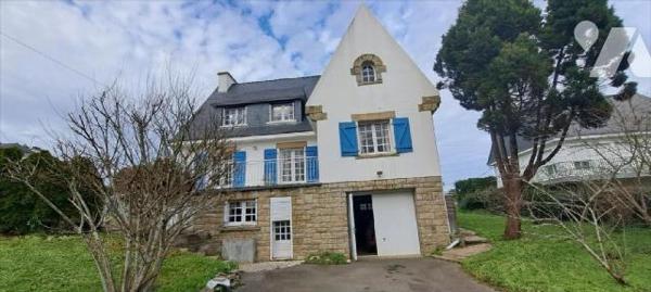 Belle Néo-Bretonne, à proximité des commodités, composée comme suit:Rez-de-chaussée: Entrée, cu...