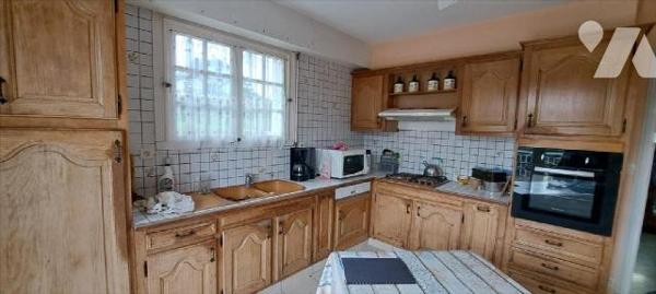 Belle Néo-Bretonne, à proximité des commodités, composée comme suit:Rez-de-chaussée: Entrée, cu...