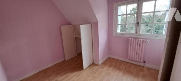 Belle Néo-Bretonne, à proximité des commodités, composée comme suit:Rez-de-chaussée: Entrée, cu...