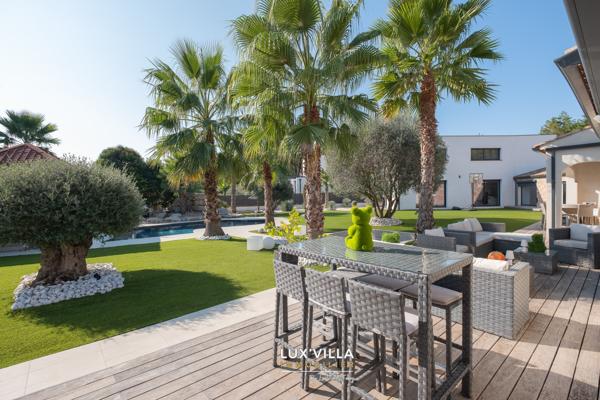Belle Villa contemporaine avec dépendance
