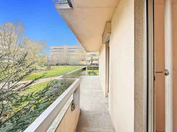 Angers – Quartier Roseraie Appartement T3 traversant avec large balcon d’angle, cave et parking er de la Roseraie découvrez cet appartement T3 qui of