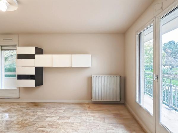 Angers – Quartier Roseraie Appartement T3 traversant avec large balcon d’angle, cave et parking er de la Roseraie découvrez cet appartement T3 qui of