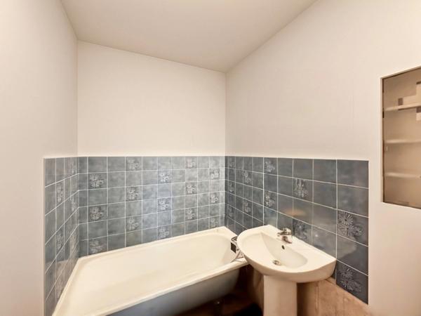 Angers – Quartier Roseraie Appartement T3 traversant avec large balcon d’angle, cave et parking er de la Roseraie découvrez cet appartement T3 qui of