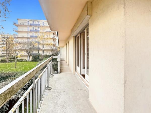 Angers – Quartier Roseraie Appartement T3 traversant avec large balcon d’angle, cave et parking er de la Roseraie découvrez cet appartement T3 qui of