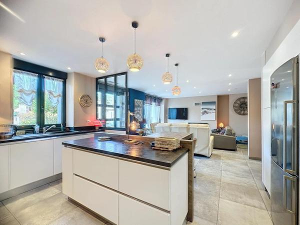 Superbe appartement de 175 m2 avec terrasse , jardin , garage de 80 m2  en centre ville de Cahors