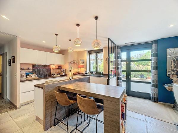 Superbe appartement de 175 m2 avec terrasse , jardin , garage de 80 m2  en centre ville de Cahors