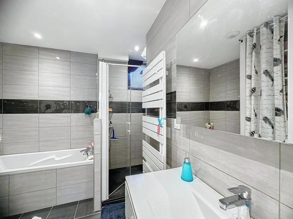 Superbe appartement de 175 m2 avec terrasse , jardin , garage de 80 m2  en centre ville de Cahors