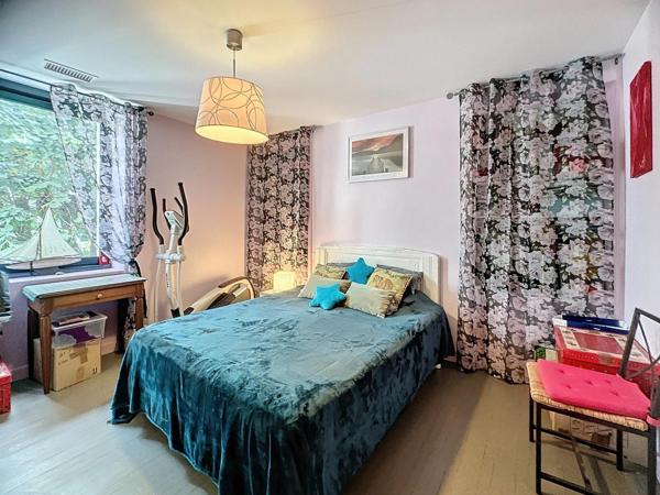 Superbe appartement de 175 m2 avec terrasse , jardin , garage de 80 m2  en centre ville de Cahors