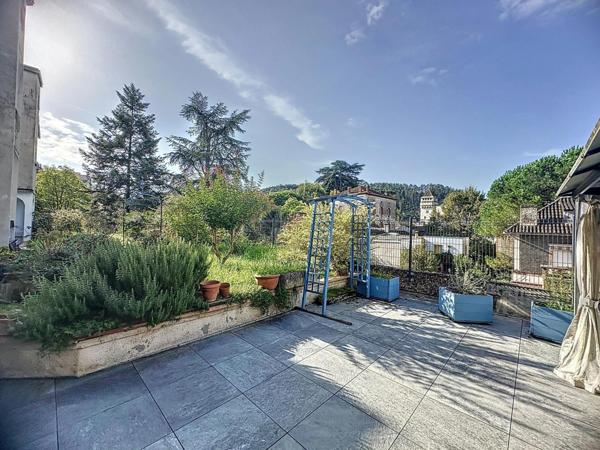 Superbe appartement de 175 m2 avec terrasse , jardin , garage de 80 m2  en centre ville de Cahors