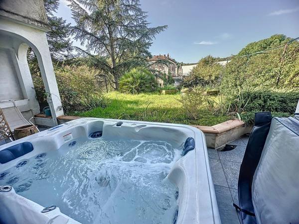 Superbe appartement de 175 m2 avec terrasse , jardin , garage de 80 m2  en centre ville de Cahors