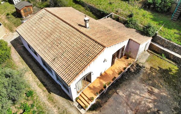 Villa de plain-pied au cœur de la nature préservée et vue imprenable