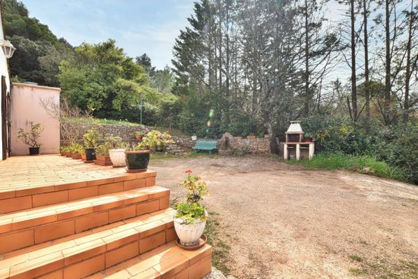 Villa de plain-pied au cœur de la nature préservée et vue imprenable