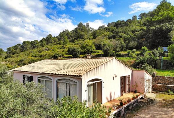 Villa de plain-pied au cœur de la nature préservée et vue imprenable