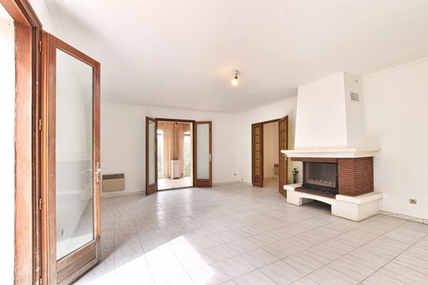 Villa de plain-pied au cœur de la nature préservée et vue imprenable