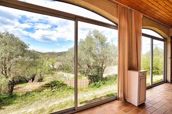 Villa de plain-pied au cœur de la nature préservée et vue imprenable