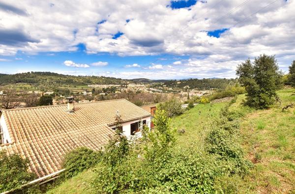 Villa de plain-pied au cœur de la nature préservée et vue imprenable