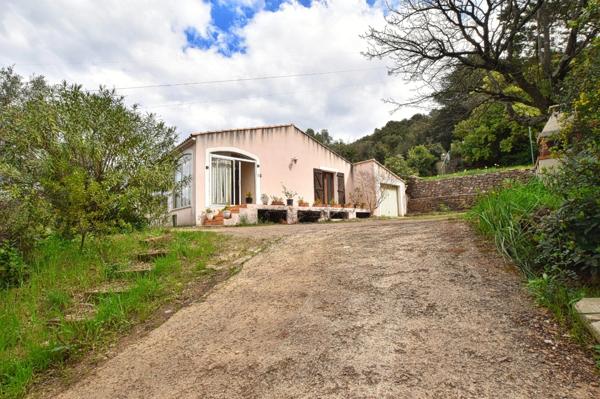 Villa de plain-pied au cœur de la nature préservée et vue imprenable