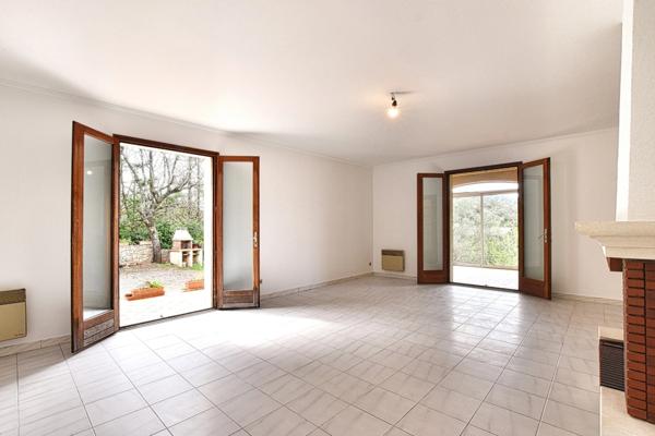 Villa de plain-pied au cœur de la nature préservée et vue imprenable