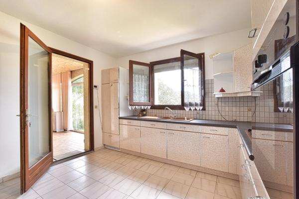 Villa de plain-pied au cœur de la nature préservée et vue imprenable